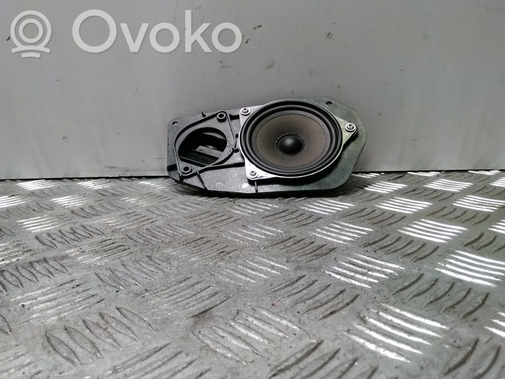 BMW 5 E60 E61 Paneelikaiutin 
