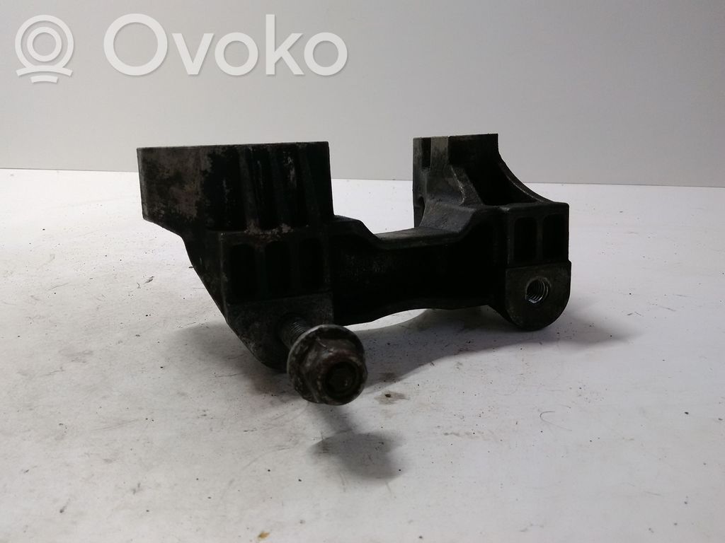 Ford Mondeo MK IV Engine mounting bracket 