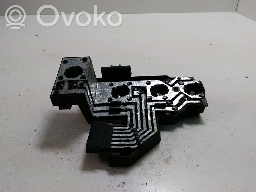 Audi A4 S4 B5 8D Takavalon polttimon suojan pidike 