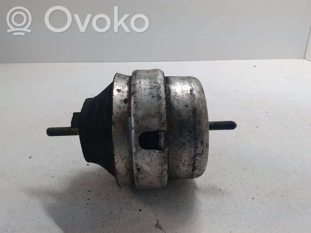 Volkswagen PASSAT B5 Engine mount bracket 