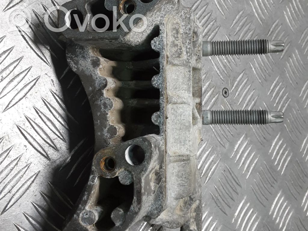 Volvo V40 Engine mounting bracket 
