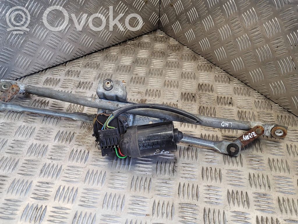 Audi A4 S4 B5 8D Mechanizm i silniczek wycieraczek szyby przedniej / czołowej 