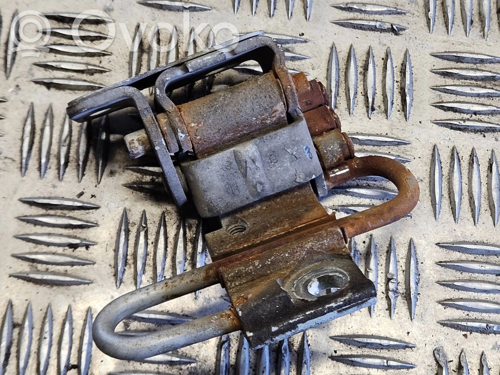 Volkswagen PASSAT B5.5 Front door upper hinge 