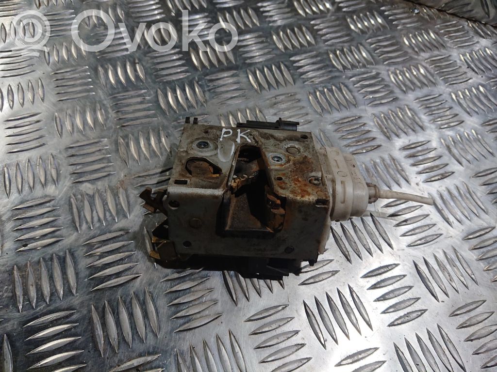 Audi A4 S4 B5 8D Slēdzene (pie roktura) 