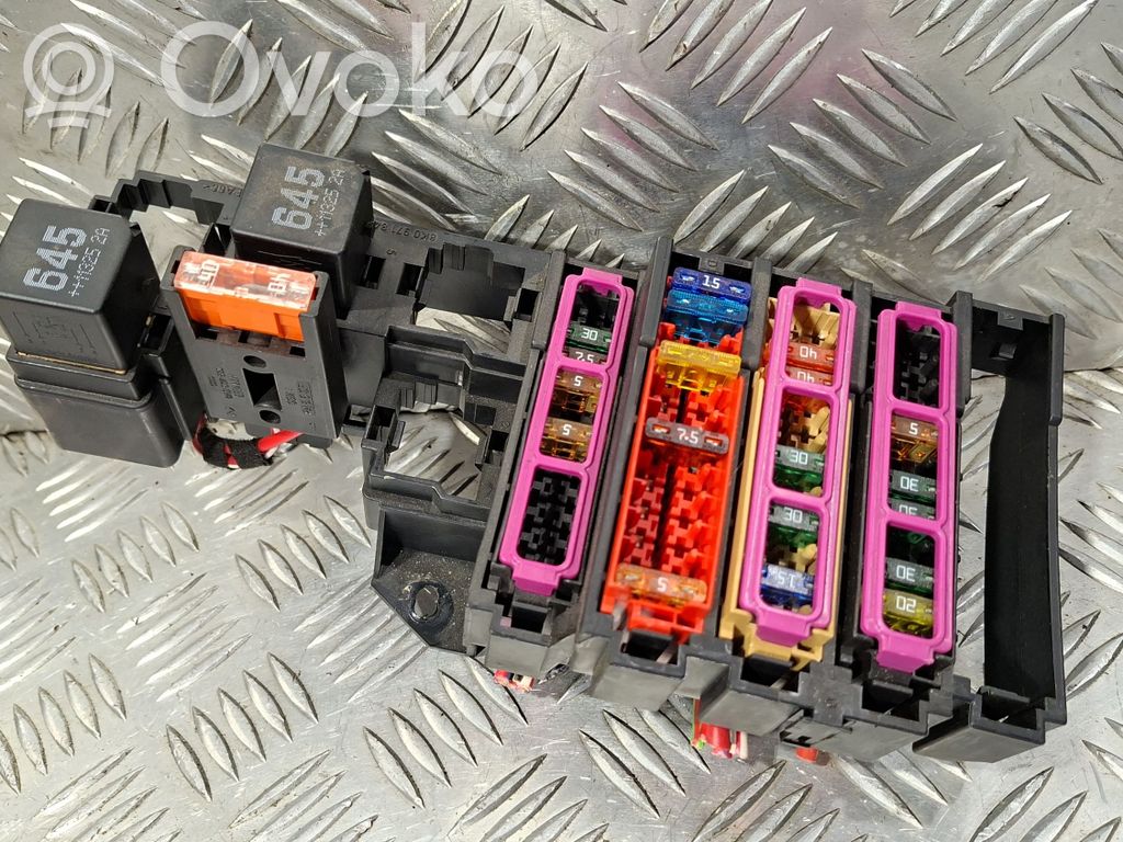 Audi A5 8T 8F Fuse module 