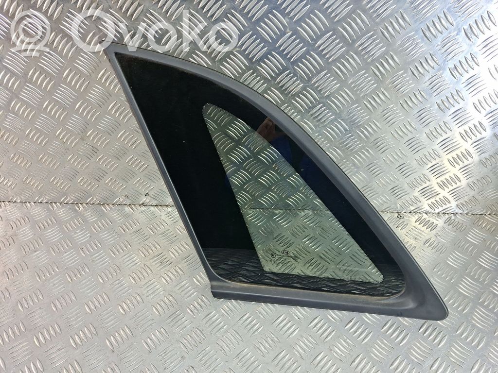 KIA Sorento Vidrio lateral trasero 