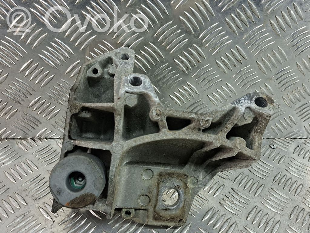 Engine mounting bracket   6G926P096FC
