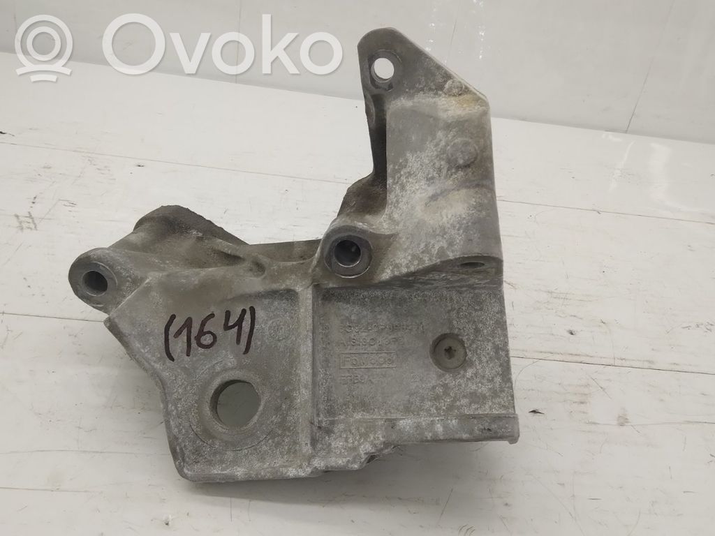 Volvo XC70 Engine mounting bracket 