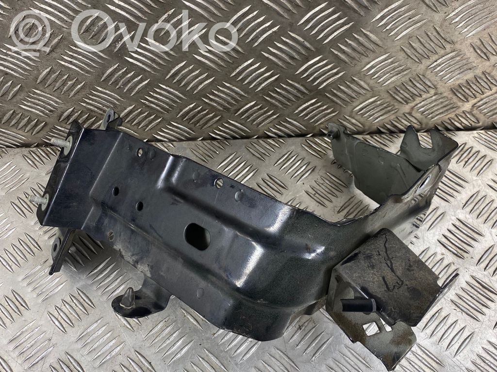 Audi Q7 4M Uchwyt / Mocowanie błotnika przedniego 