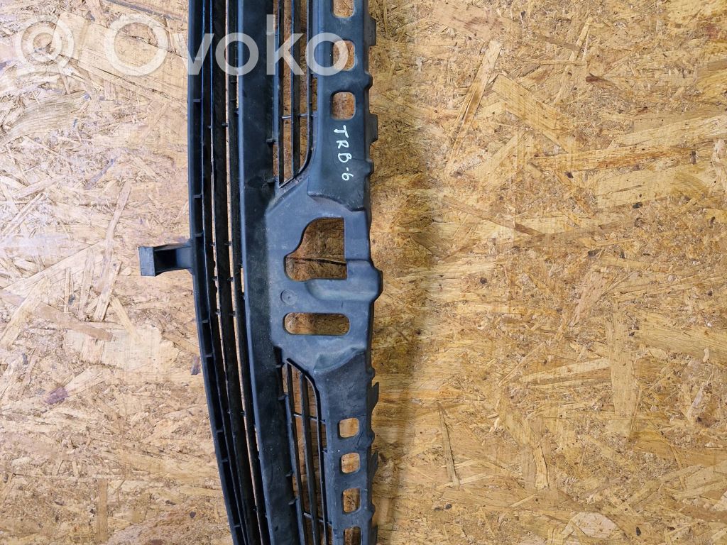Toyota Corolla E120 E130 Etupuskurin ylempi jäähdytinsäleikkö 