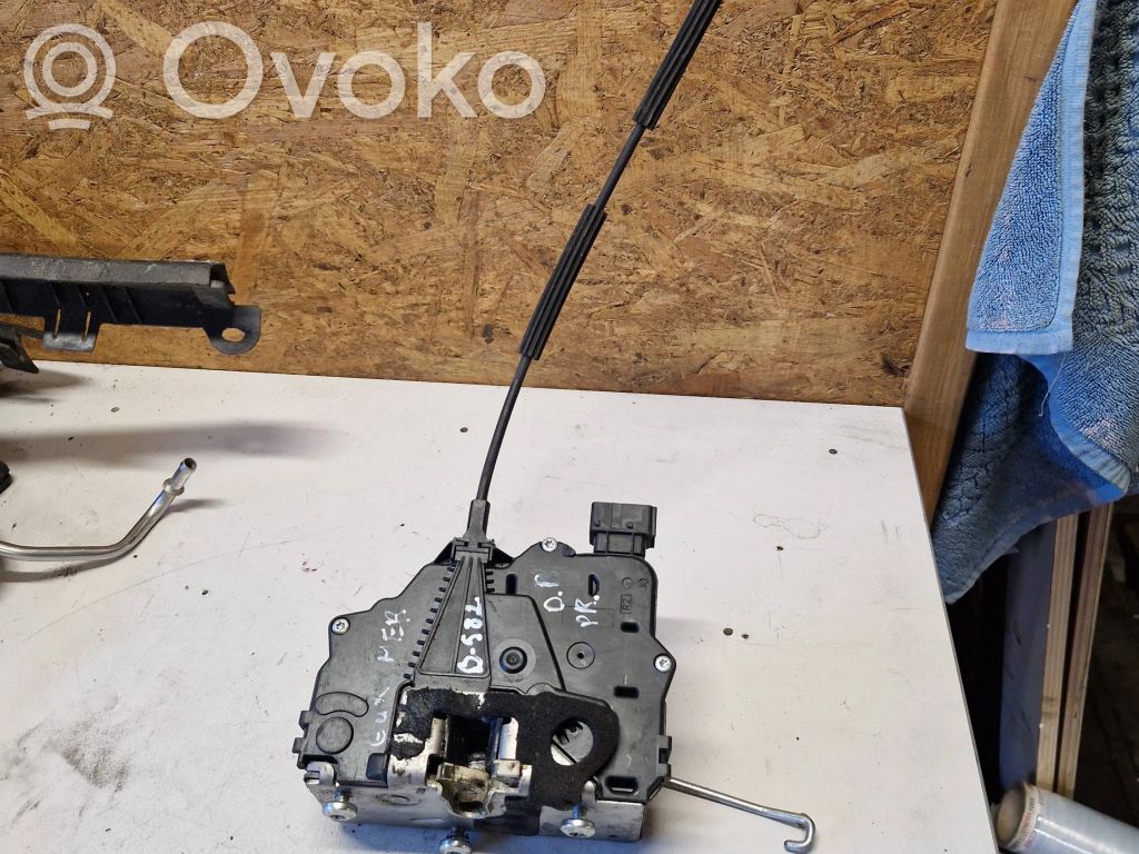 Opel Meriva B Front door lock 