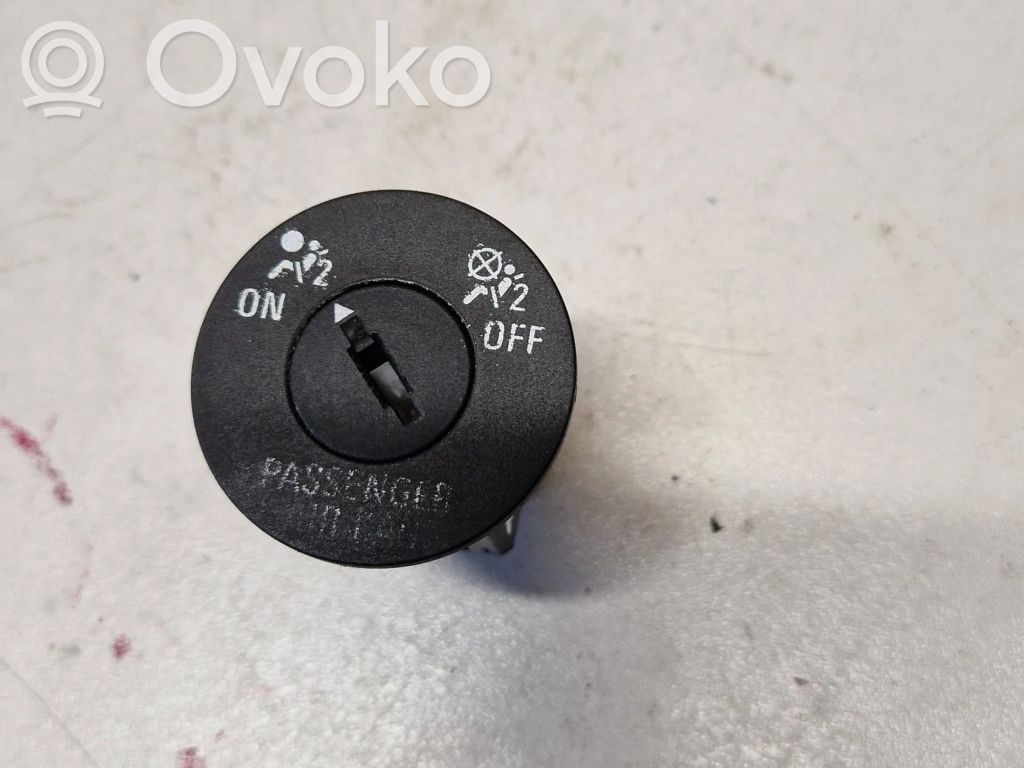 Opel Insignia A Passenger airbag on/off switch 