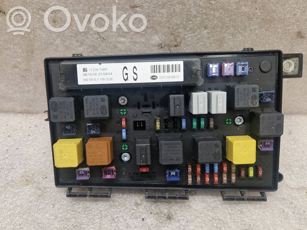 Opel Zafira B Fuse module 