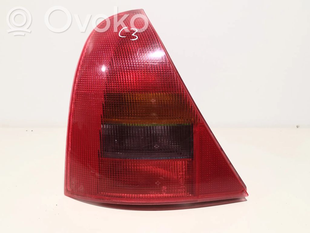 Renault Clio II Aizmugurējais lukturis virsbūvē 