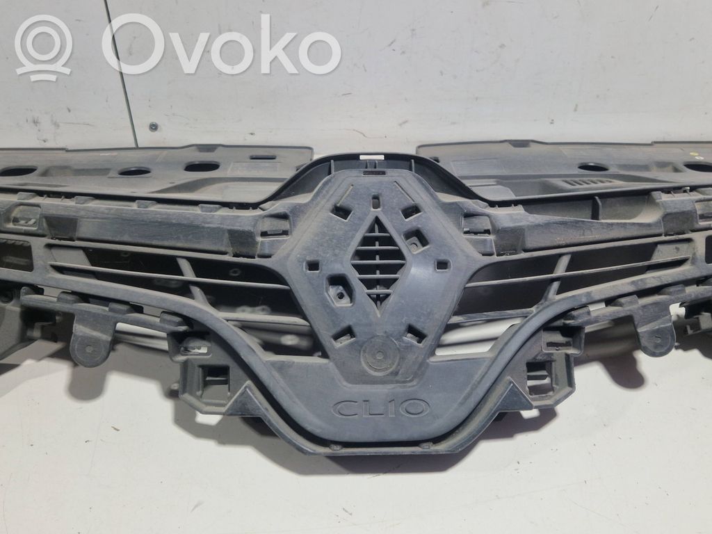 Renault Clio IV Etupuskurin ylempi jäähdytinsäleikkö 