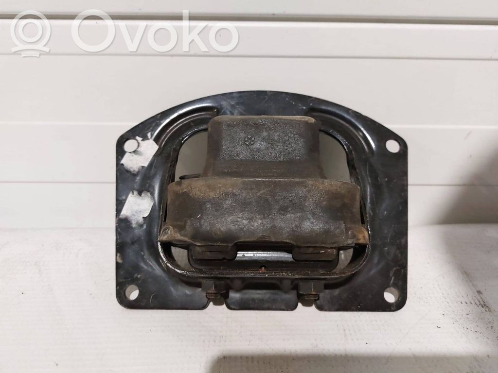 Chrysler Stratus II Engine mount bracket 