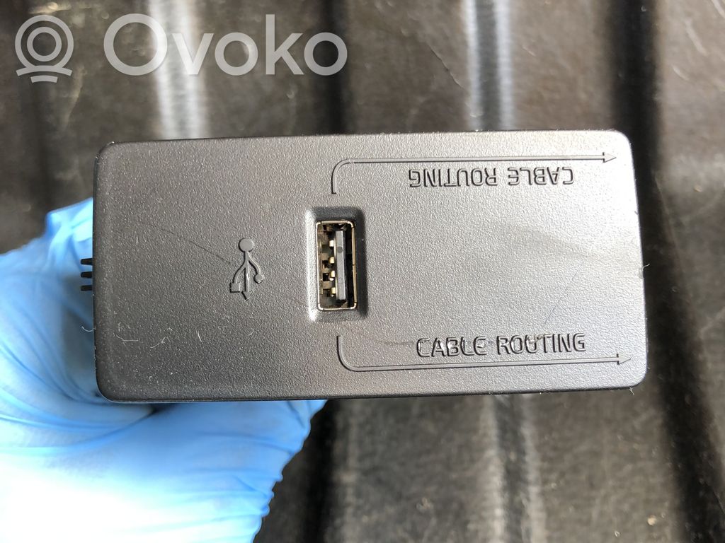 Volvo S90, V90 Enchufe conector USB 