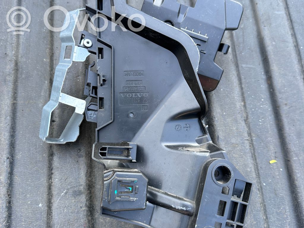 Volvo S90, V90 Rygiel zamka drzwi przednich 