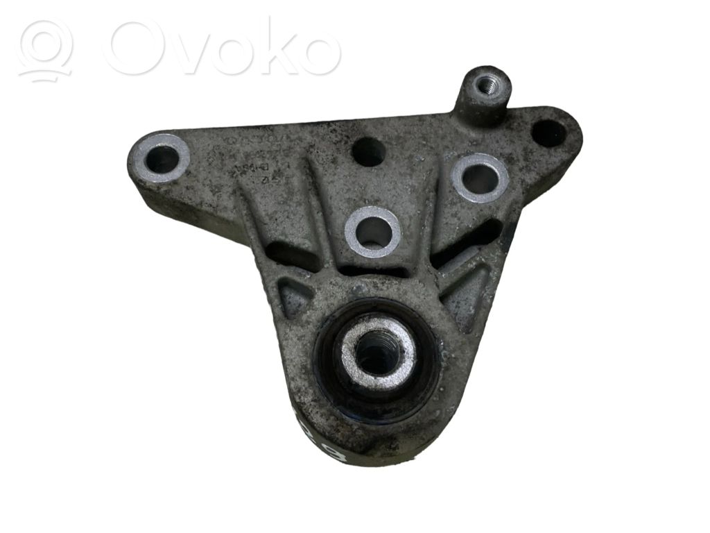 Volvo XC60 Engine mounting bracket 