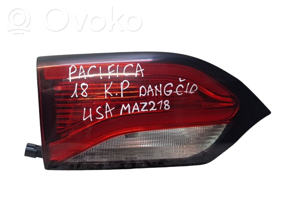 Chrysler Pacifica Aizmugurējais lukturis pārsegā 