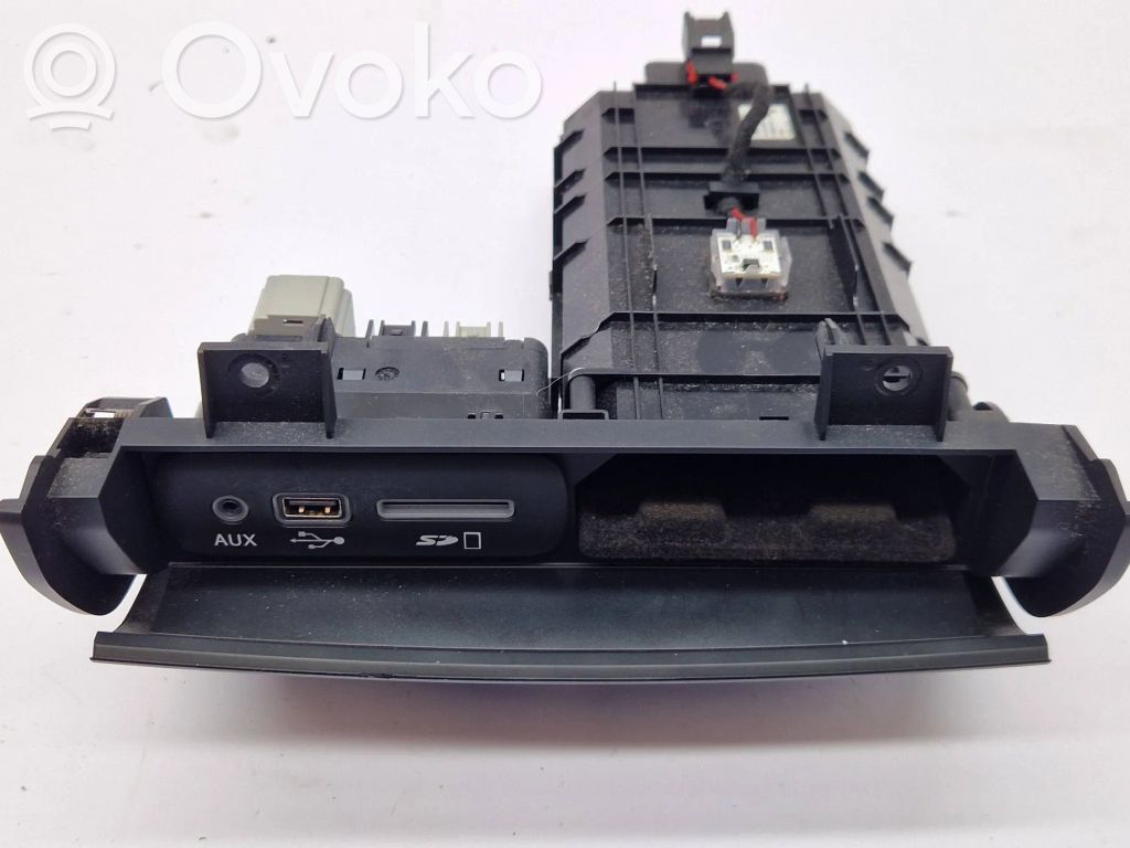 Gniazdo / Złącze USB   670066186,101660000109,10166001,670102009,68332335,68332335AB