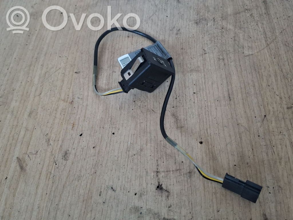 BMW 3 E90 E91 AUX in-socket connector 