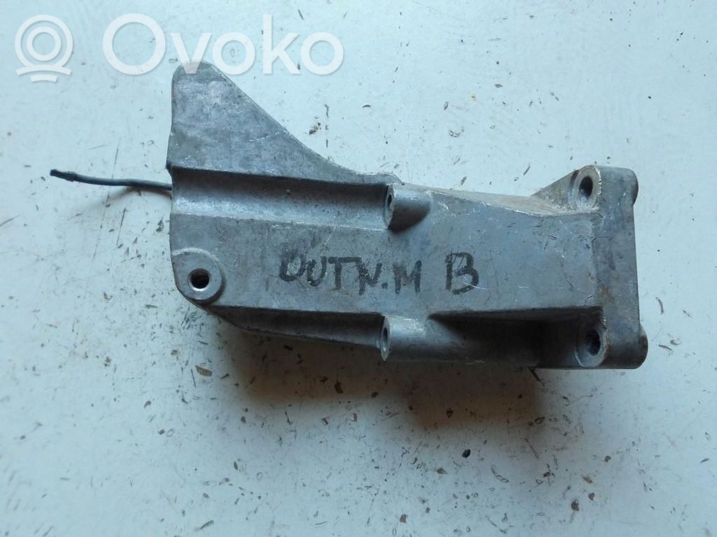 Engine mounting bracket   IHT67JH