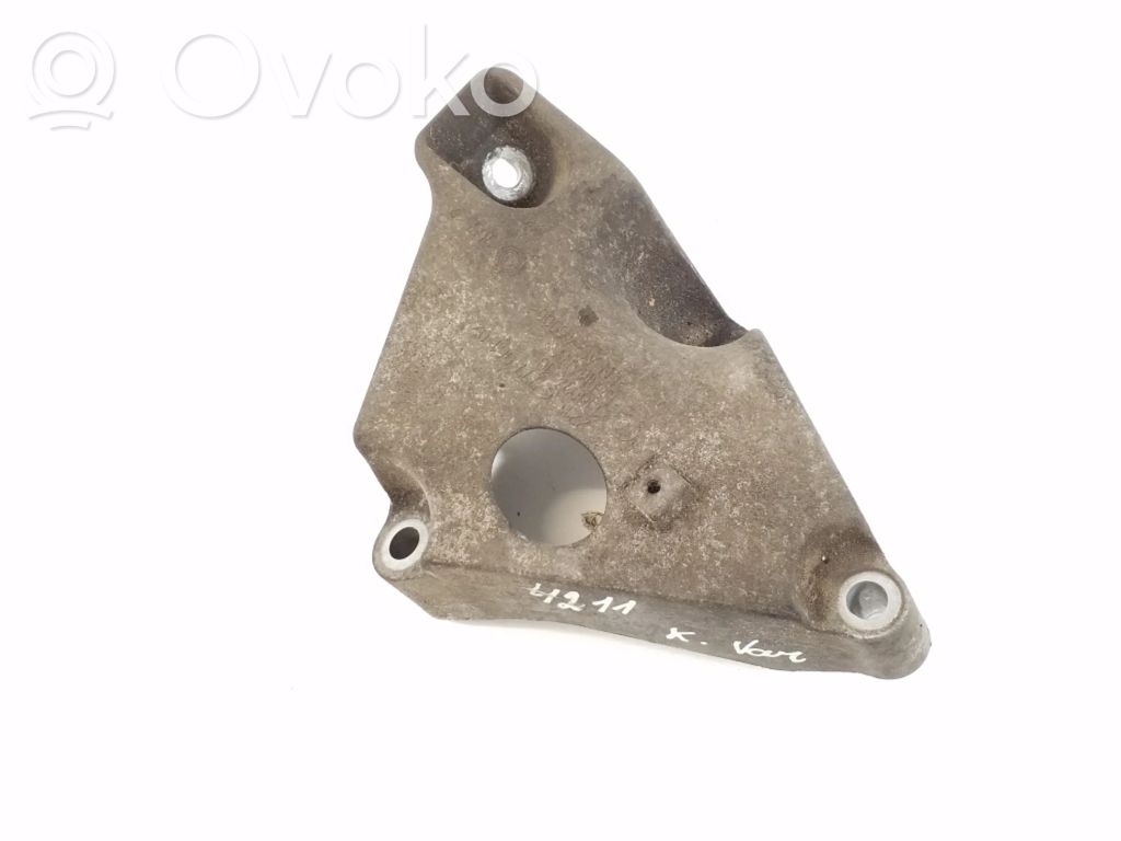 Engine mounting bracket   6777061