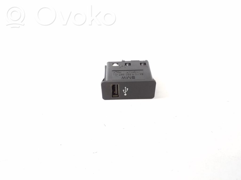 Mini Cooper Countryman F60 USB socket connector 