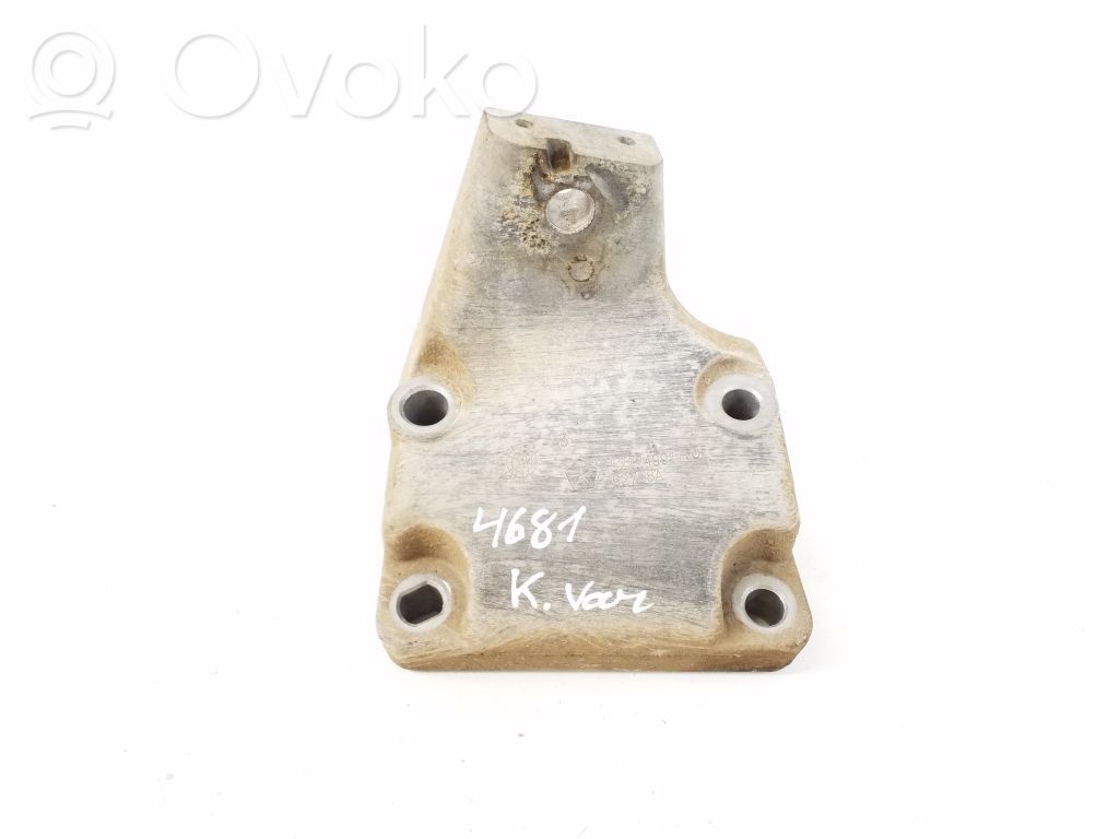 Jeep Grand Cherokee Engine mounting bracket 