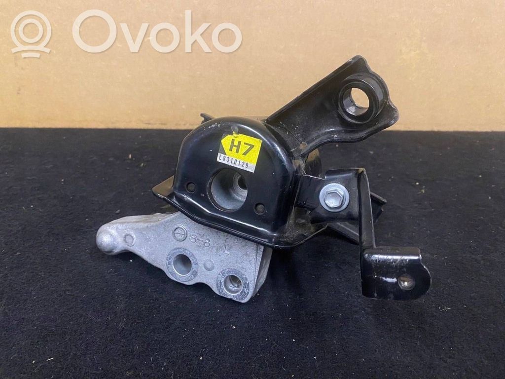 Engine mount vacuum valve
