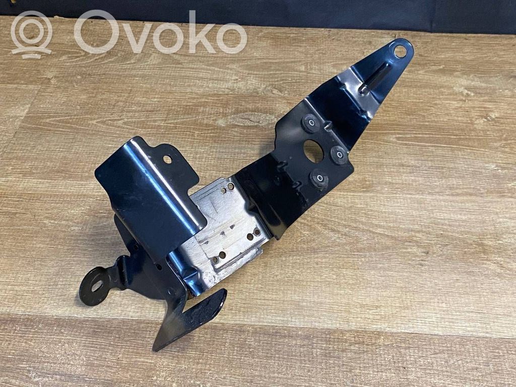 Intercooler pipe mounting bracket   L8D28C504AD,L8D28C504AD,L8D28C504
