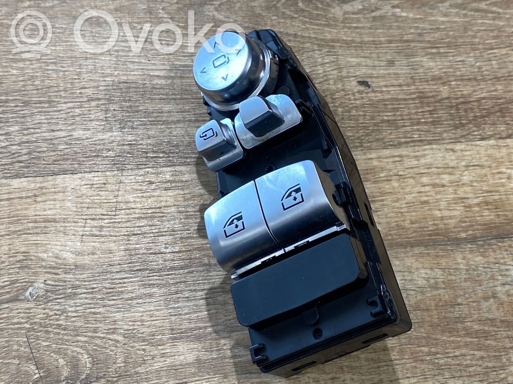 BMW 4 G22 G23 G24 G26 Przełącznik / Przycisk otwierania klapy bagażnika 