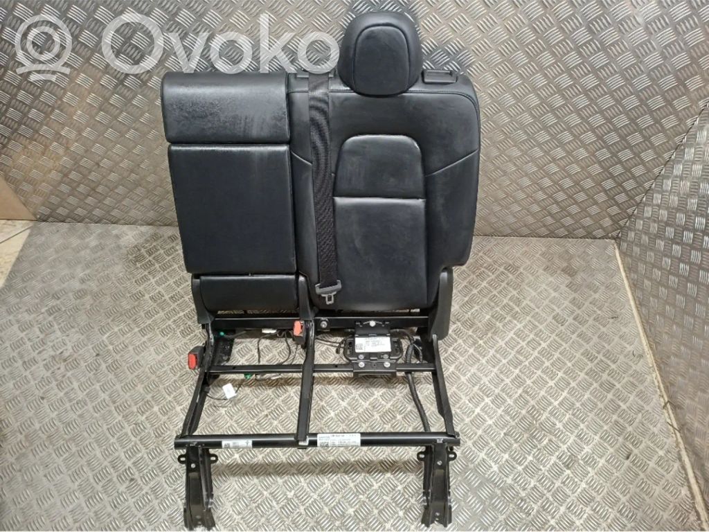 Tesla Model Y Takaistuin 