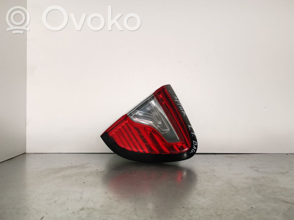 Renault Captur Tailgate rear/tail lights 