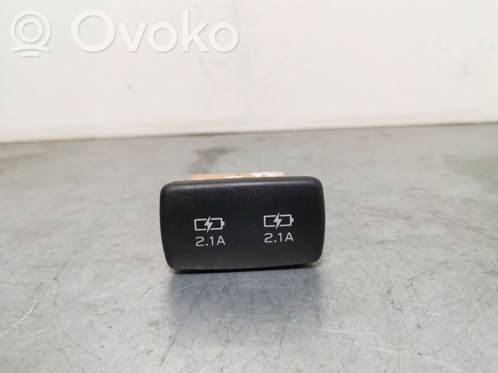Subaru Forester SK Enchufe conector entrada auxiliar 