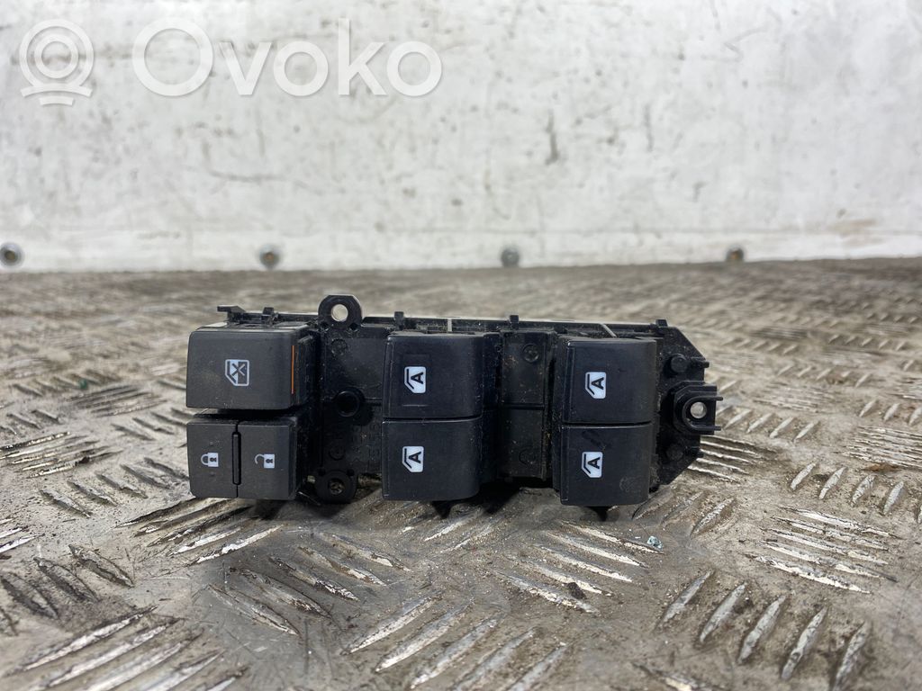 Toyota Prius (XW50) Przyciski szyb 