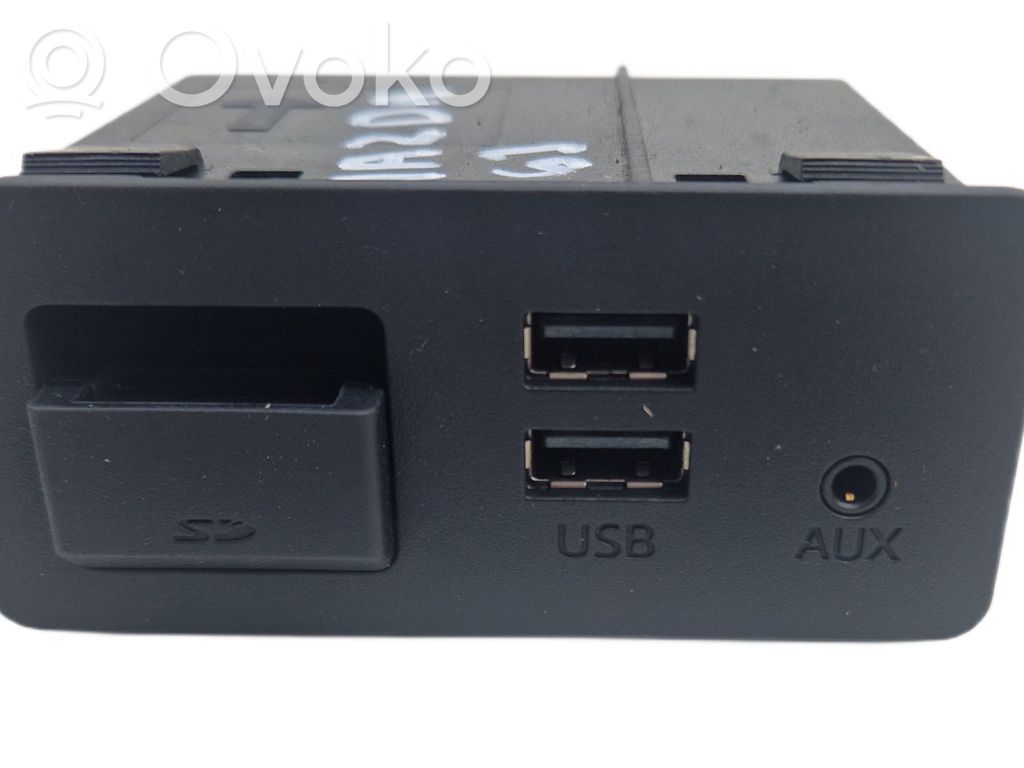 USB-pistokeliitin   D09H669U0,BJM766EZ1K