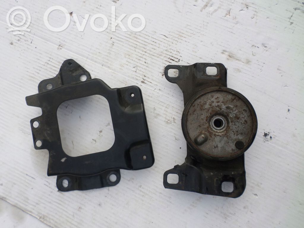 Volvo C70 Engine mount bracket 