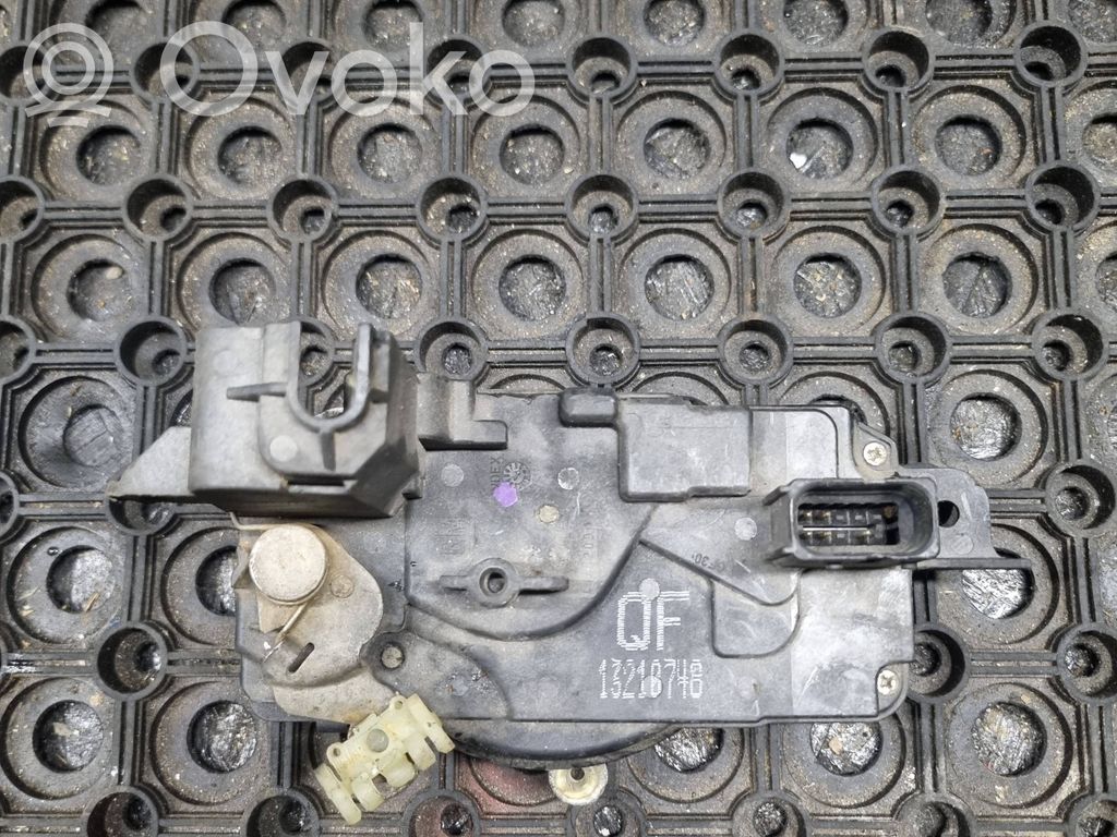 Opel Zafira A Priekšpusē slēdzene 