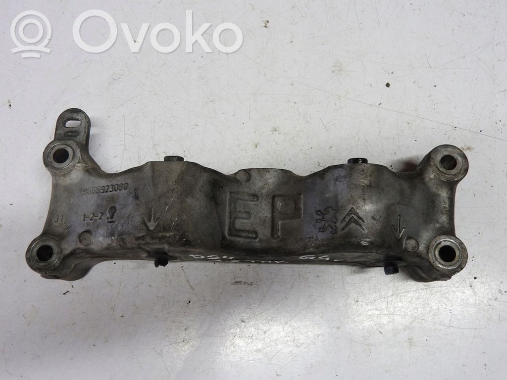 Peugeot 308 Engine mounting bracket 