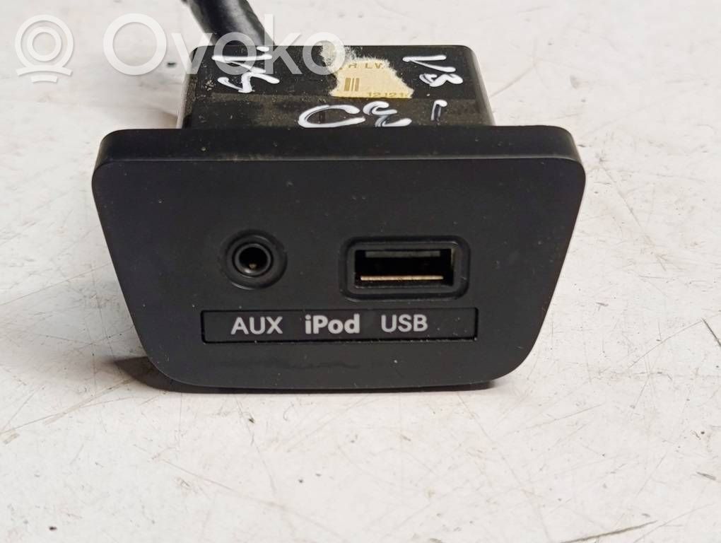 Hyundai i30 Enchufe conector entrada auxiliar 