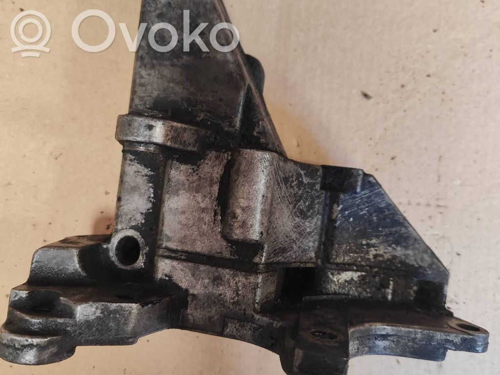 Opel Omega B1 Ģeneratora stiprinājums 