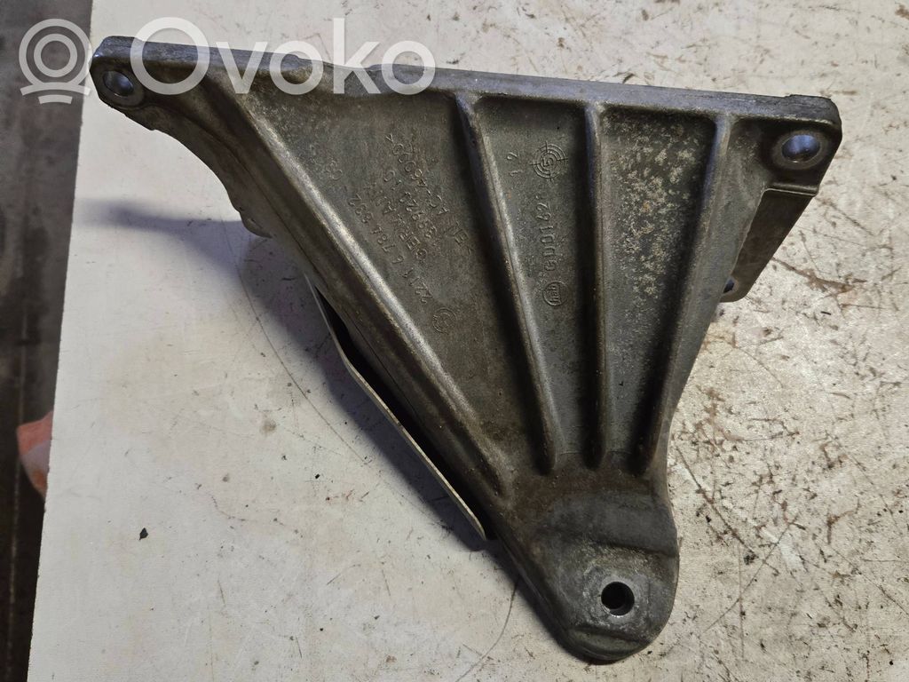 Engine mounting bracket   6784832