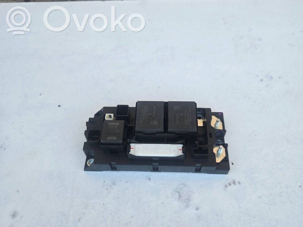 Toyota RAV 4 (XA40) Fuse module 
