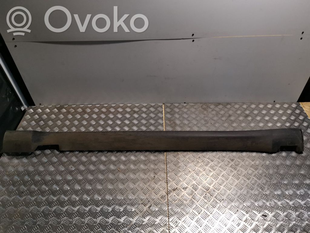 Side skirt front trim