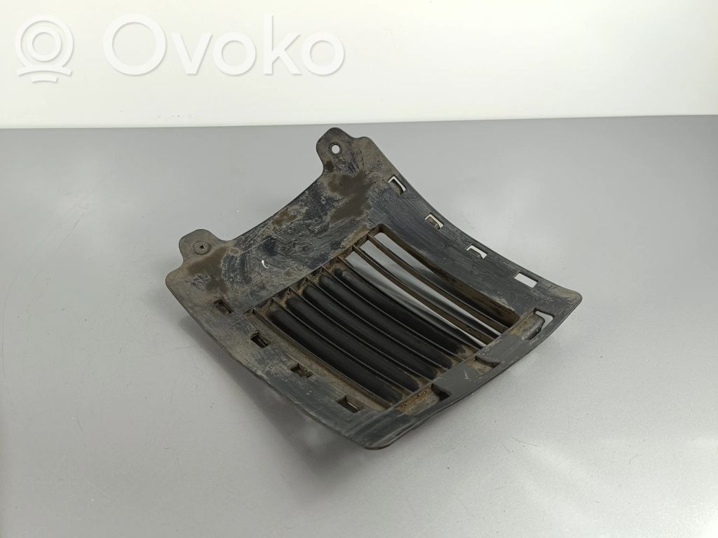 Front wheel arch liner splash guards