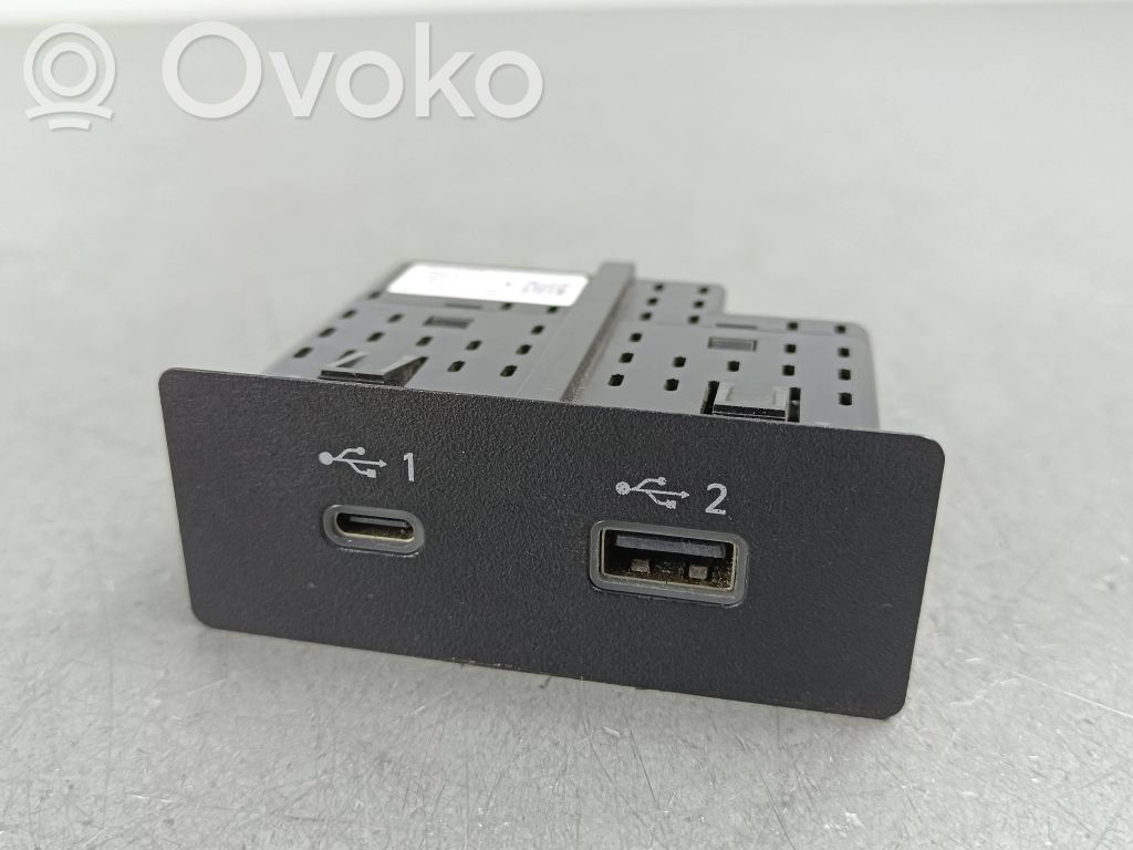 Mitsubishi Outlander IV Enchufe conector USB 