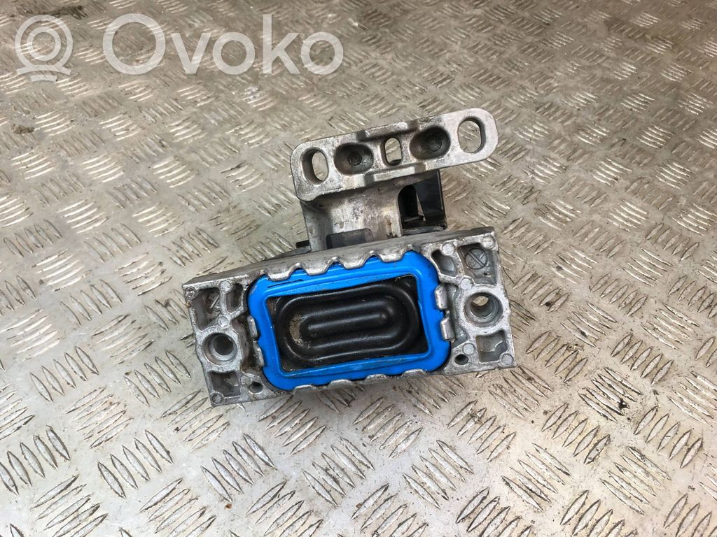 Volkswagen PASSAT B7 Engine mount bracket 