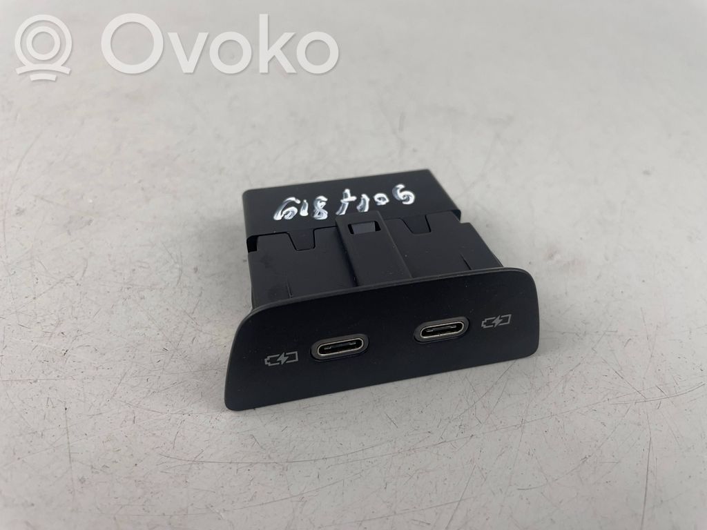 Volkswagen Golf VIII Разъем USB 